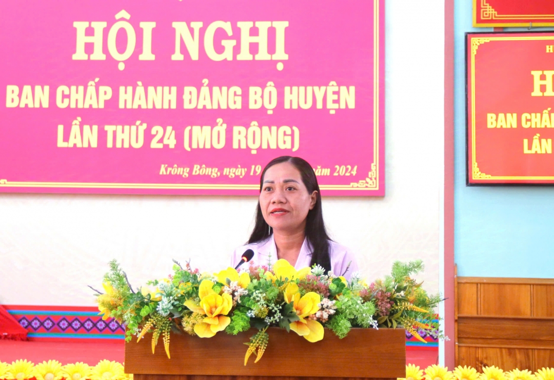 Phó Bí thư Thường trực Huyện ủy Krông Bông H’Kim Rơ Chăm phát biểu tại hội nghị,