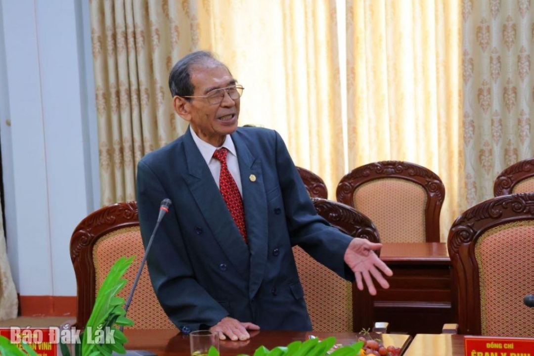 Nguyễn An Vinh, nguyên Bí thư Tỉnh ủy tham gia phát biểu tại buổi gặp mặt.