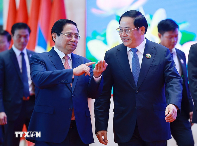 Thủ tướng Phạm Minh Chính và Thủ tướng Lào Sonexay Siphandone trao đổi bên lề Kỳ họp lần thứ 48 Ủy ban liên Chính phủ về hợp tác song phương Việt Nam-Lào. Ảnh: TTXVN