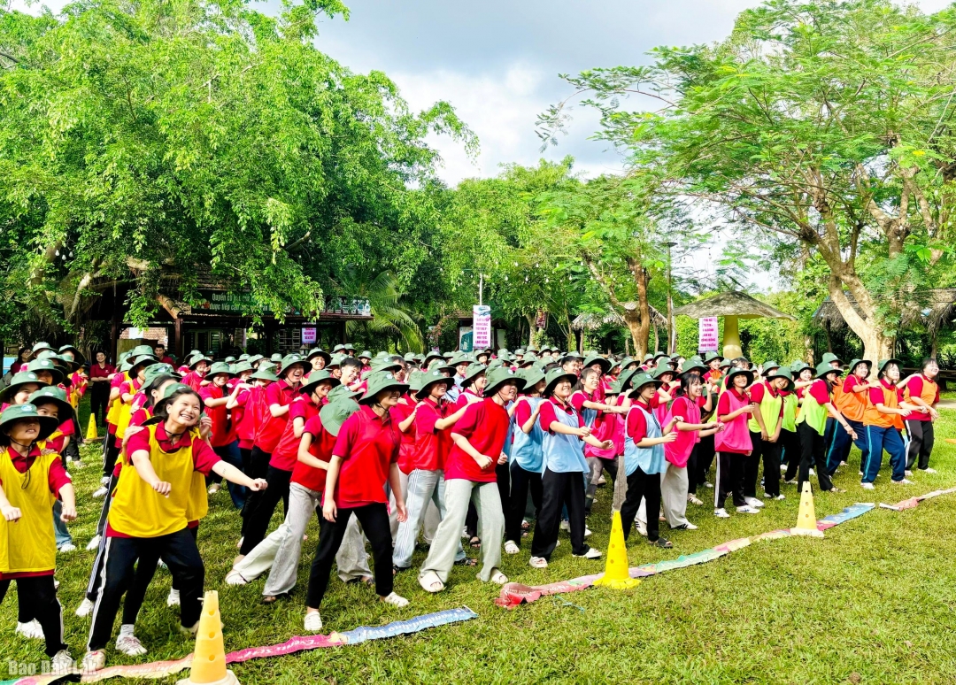 Các thành viên CLB Thủ lĩnh của sự thay đổi tham gia giao lưu trò chơi.