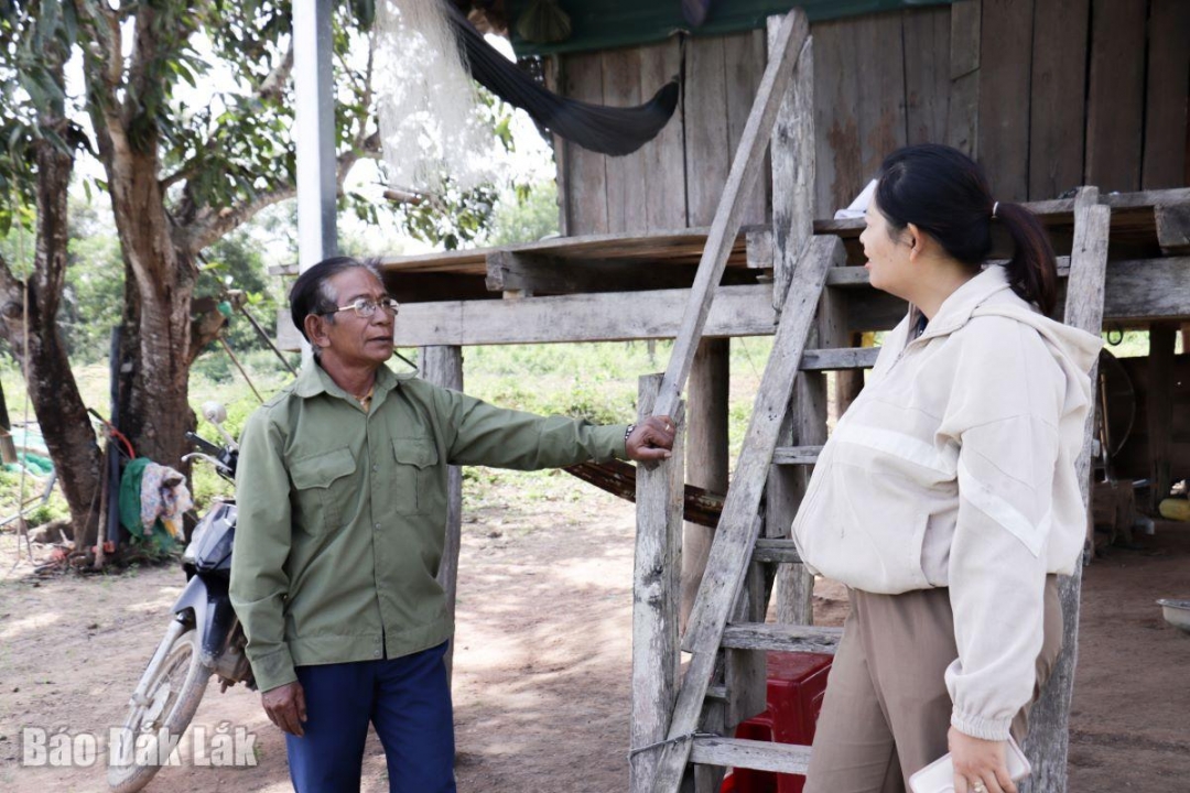 Ông phân tích, vận động bà con không chăn nuôi thả rông gia súc, gia cầm dưới gầm nhà sàn.