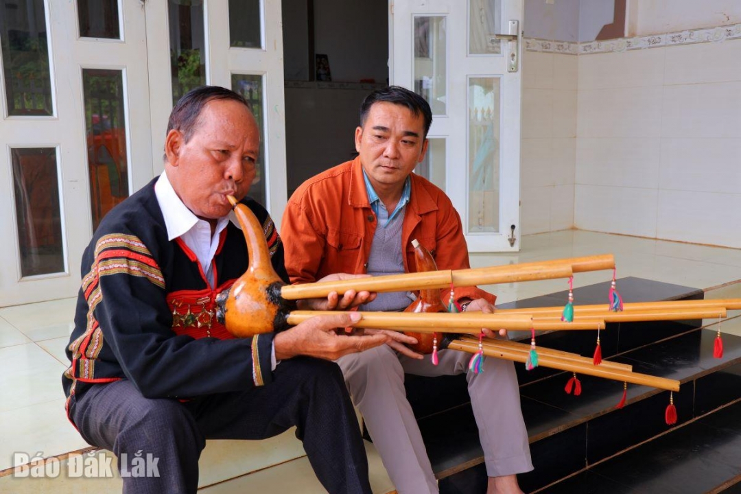 Già làng Y Hơ Êban chế tác và sử dụng được nhiều loại nhạc cụ truyền thống của dân tộc Êđê.