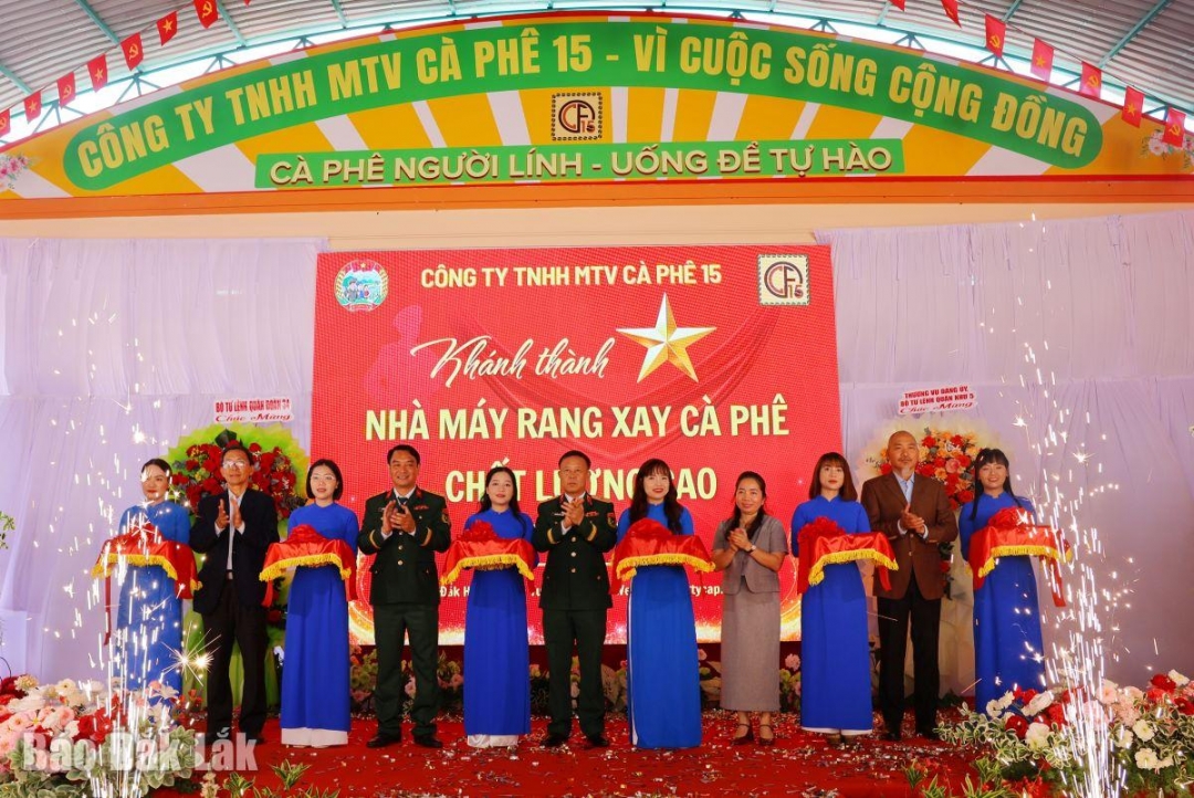 Các đại biểu cắt băng khánh thành nhà máy chế biến