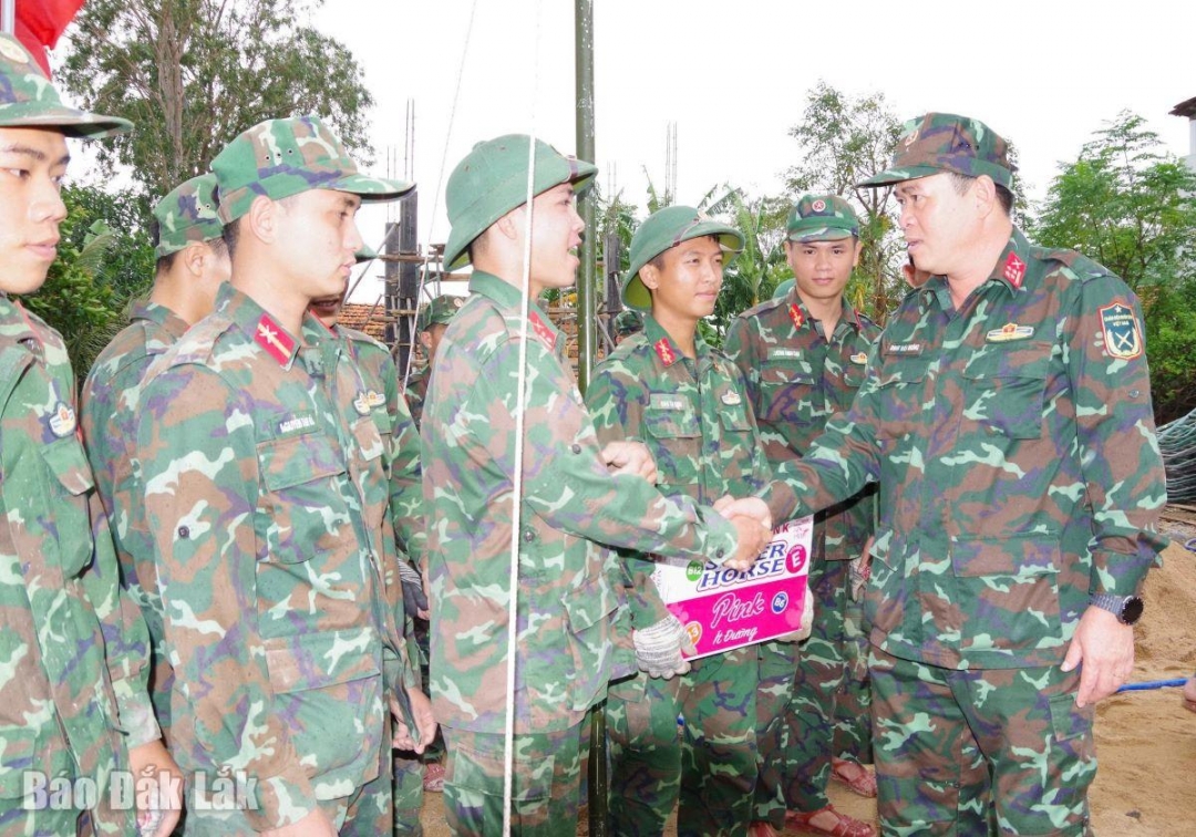 Đại tá Đinh Văn Hưng, Chính ủy Bộ Chỉ huy Quân sự tỉnh thăm, động viên cán bộ, chiến sĩ tham gia Chiến dịch Quang Trung.