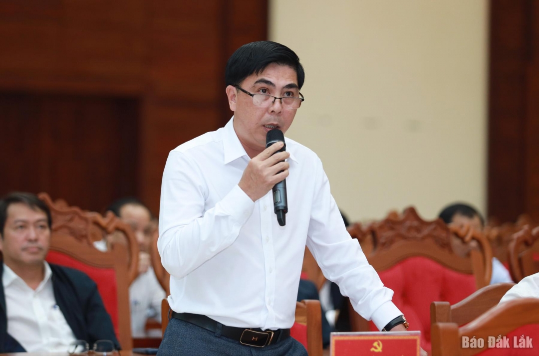 Bí thư Đảng ủy, Chủ tịch HĐND phường Sông Cầu Trần Công Hoan phát biểu ý kiến tại hội nghị.