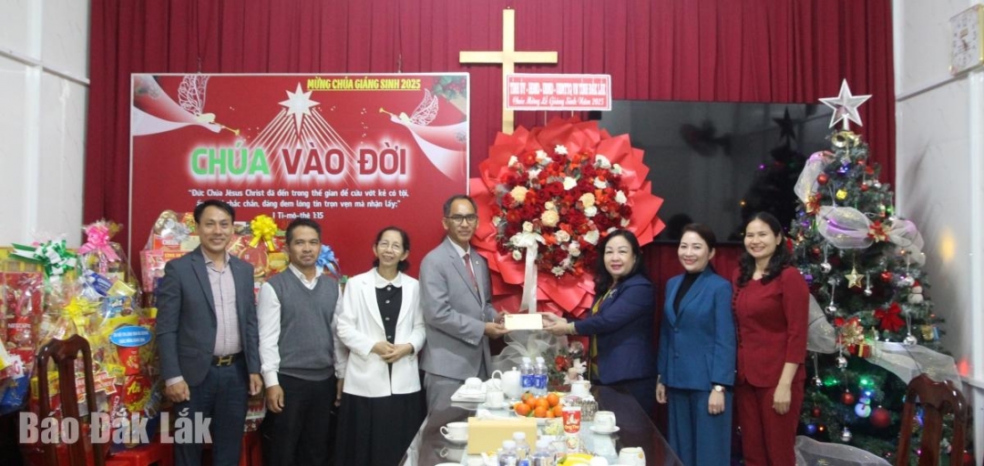 Phó Bí thư Thường trực Tỉnh ủy, Chủ tịch HĐND tỉnh Cao Thị Hòa An cùng đoàn công tác trao quà tặng Chi hội Tin lành buôn Alê A (phường Ea Kao).