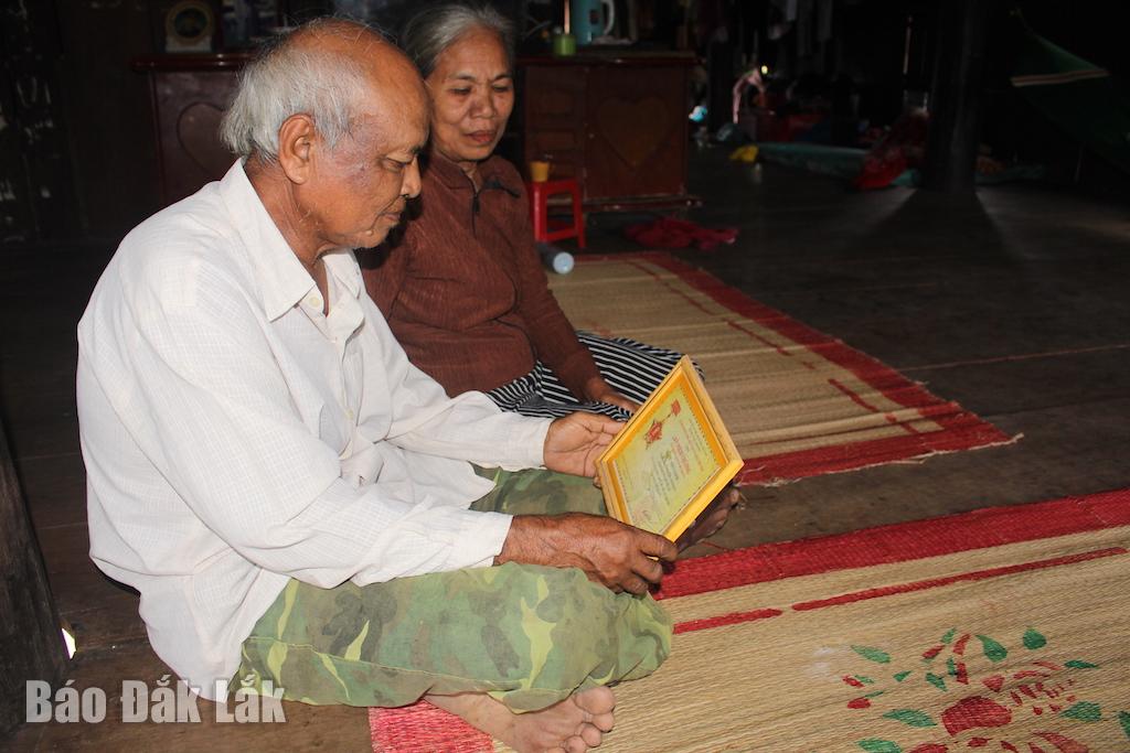 Vợ chồng già làng Y Phưn Ksơr 