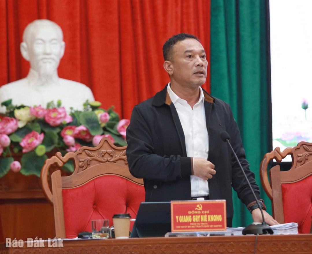 Đồng chí Y Giang Gry Niê Knơng, Phó Bí thư Tỉnh ủy, Chủ tịch Ủy ban MTTQ Việt Nam tỉnh điều hành hội nghị.