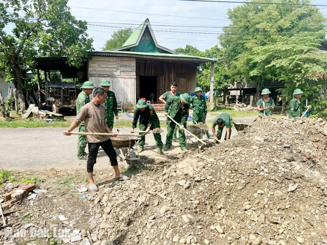 Bộ đội Biên phòng góp sức ủng hộ nhiều ngày công lao xây dựng các căn nhà Tình nghĩa, nhà Đại đoàn kết trên địa bàn xã Buôn Đôn.