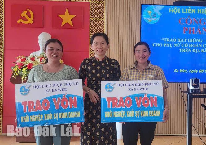Chủ tịch Hội LHPN xã Ea Wer trao vốn khởi nghiệp cho hội viên khó khăn.