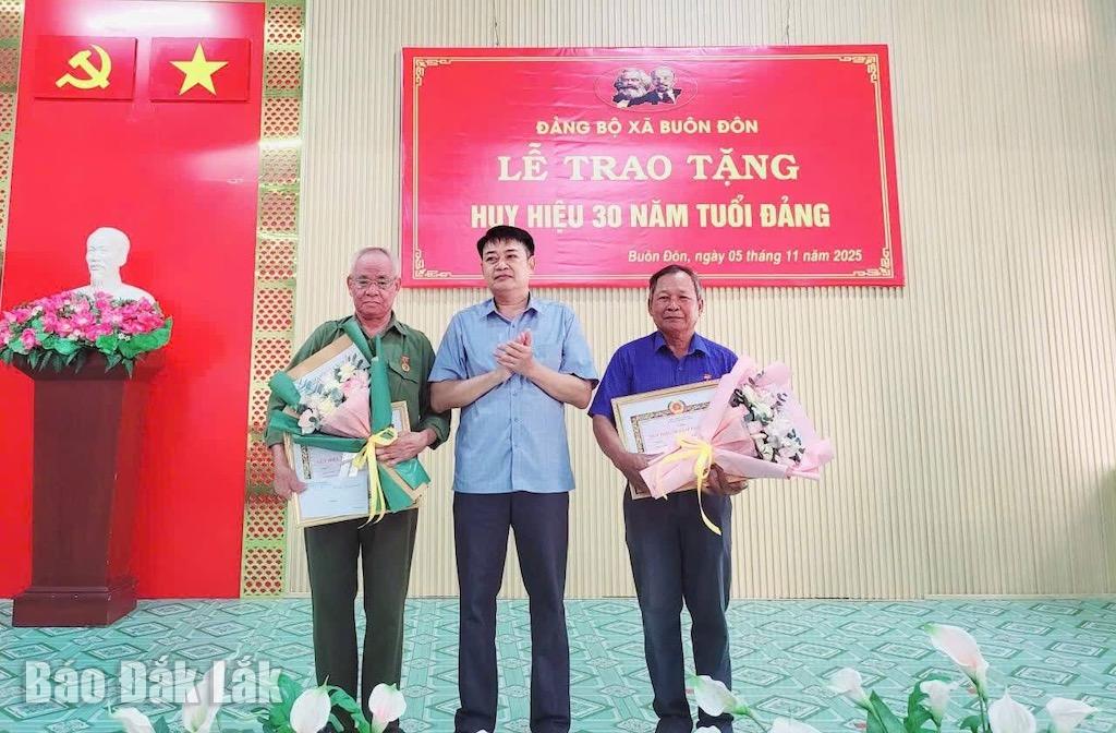 Lãnh đạo Đảng ủy xã Buôn Đôn trao Huy hiệu 30 năm tuổi đảng cho 