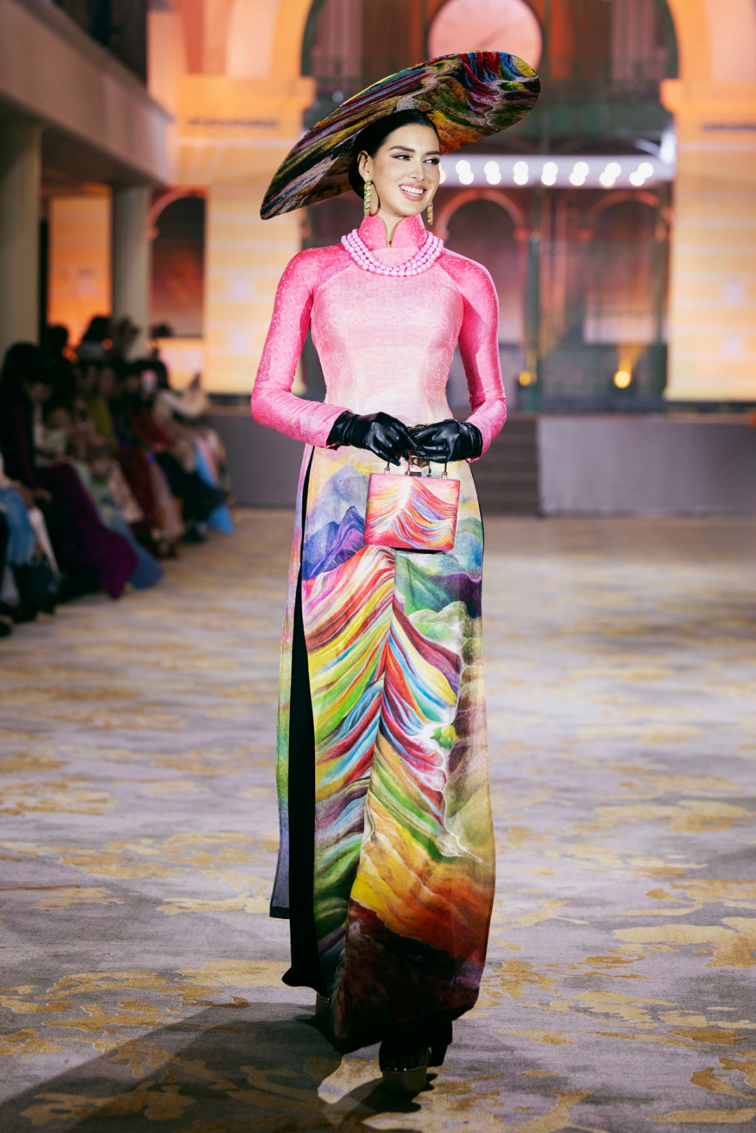 Hoa hậu Peru, Kelín Rivera, 32 tuổi, trình diễn cuốn hút trong đêm thời trang.