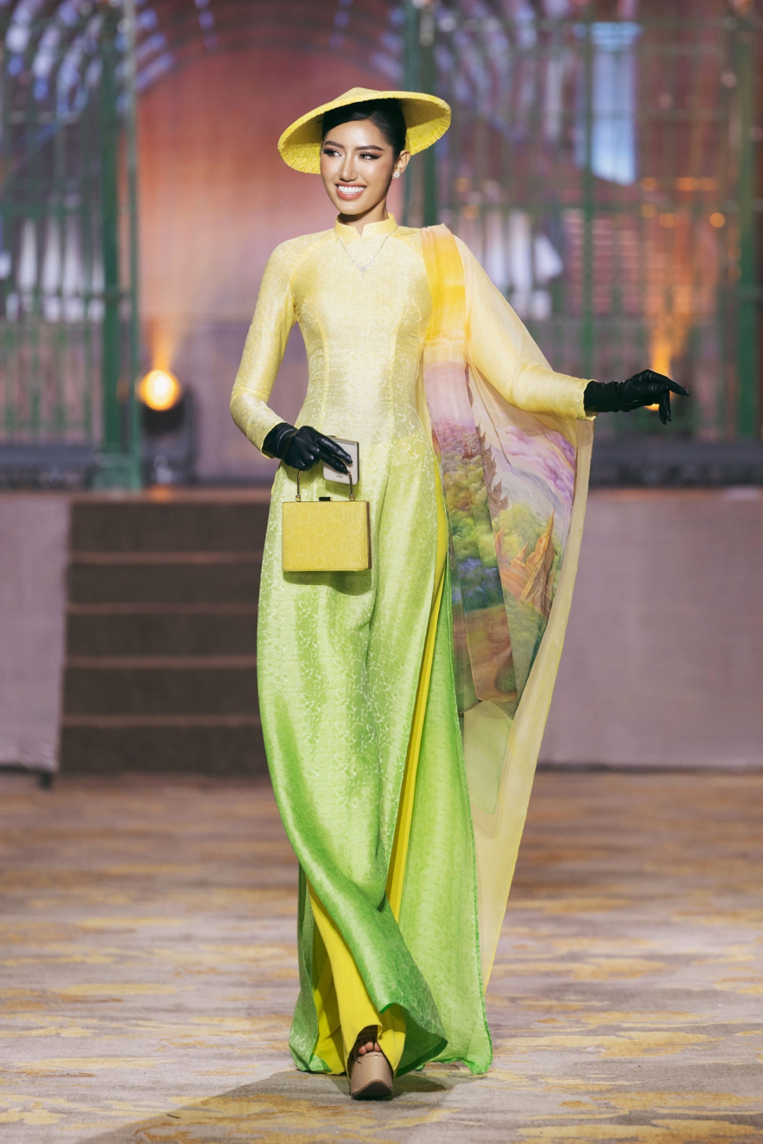 Màn trình diễn thêm sinh động khi kết hợp phụ kiện khăn lụa, nón lá