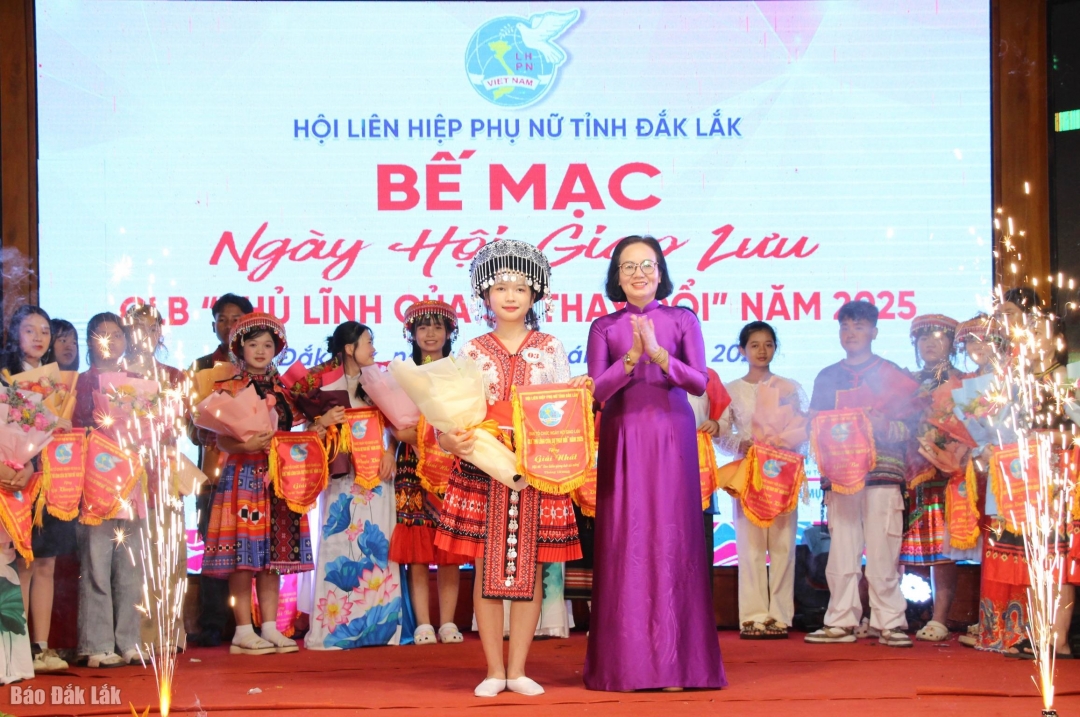 Phó Chủ tịch Ủy ban MTTQ Việt Nam tỉnh, Chủ tịch Hội LHPN tỉnh Nguyễn Thị Hồng Thái trao giải Nhất cho CLB Thủ lĩnh Trường Phổ thông Dân tộc nội trú – THCS M’Drắk. 