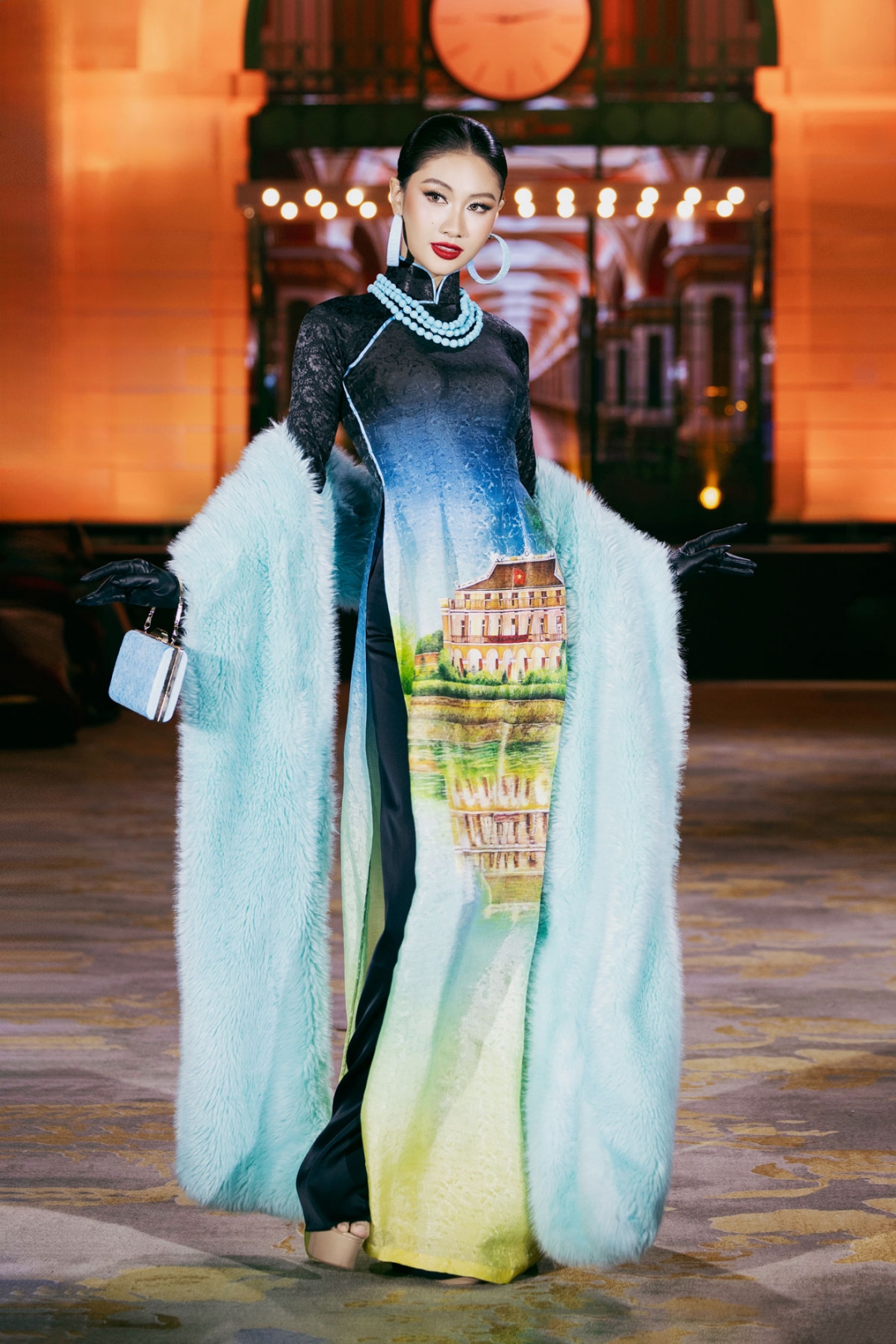 Hoa hậu Phương Linh gây chú ý với áo dài vẽ Bến Nhà Rồng