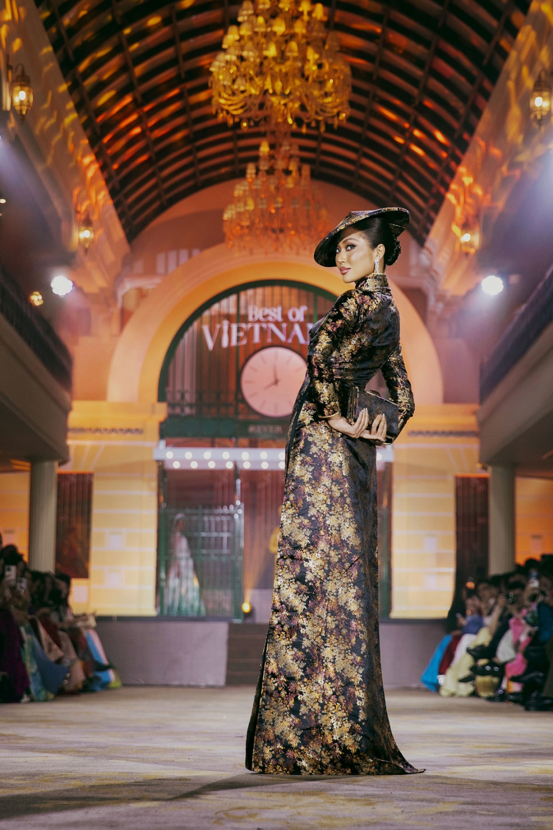 Nhiều mỹ nhân khác góp mặt tại chương trình, thể hiện bộ sưu tập áo dài qua các thời kỳ. Đương kim Miss Cosmo - Ketut Permata Juliastrid Sari, người Indonesia - trên sàn diễn.