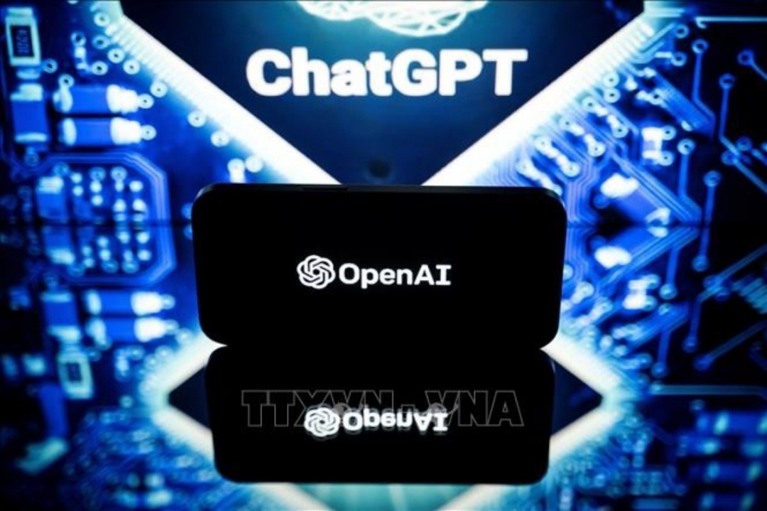 Biểu tượng của Công ty OpenAI và ChatGPT trên màn hình ở Toulouse, Pháp. Ảnh: TTXVN
