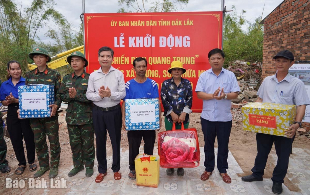 Lãnh đạo tỉnh trao quà cho hộ dân và các đơn vị, lực lượng giúp dân xây nhà.