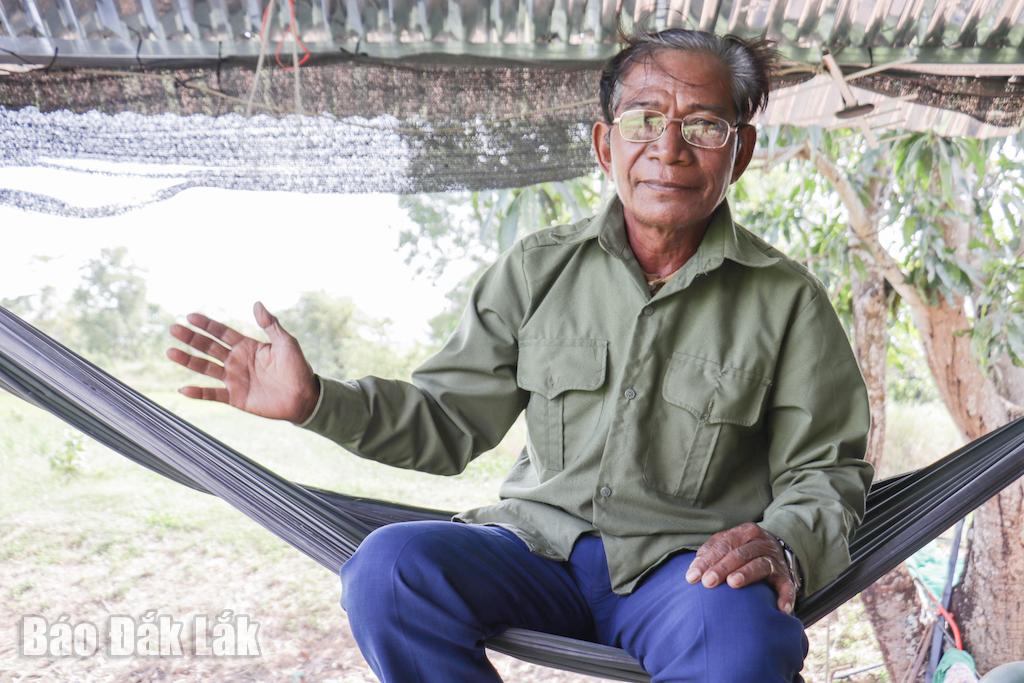 Ông Y Khái Niê, người uy tín ở buôn Ea Mar.