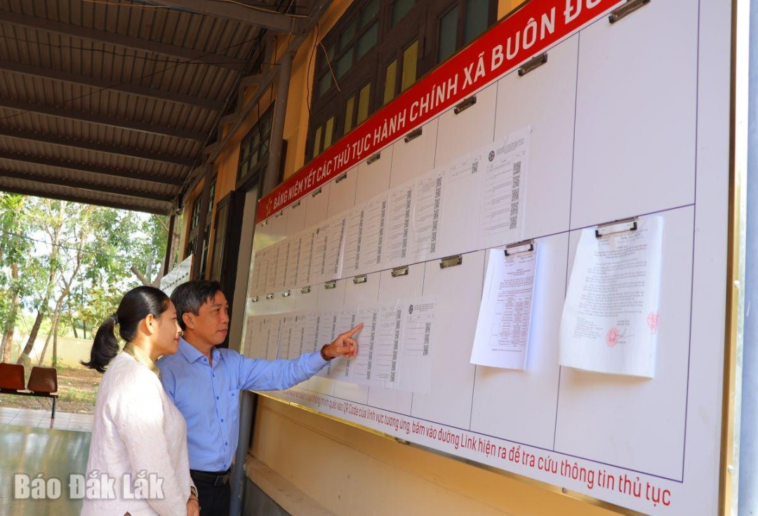 Người dân có thể quét mã QR để nghiên cứu tài liệu, thủ tục hành chính tại bảng niêm yết.