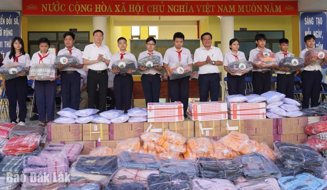 Hiệp hội Doanh nghiệp tỉnh Đắk Lắktrao quà hỗ trợ cho học sinh rTrường THCS Nguyễn Văn Trỗi.