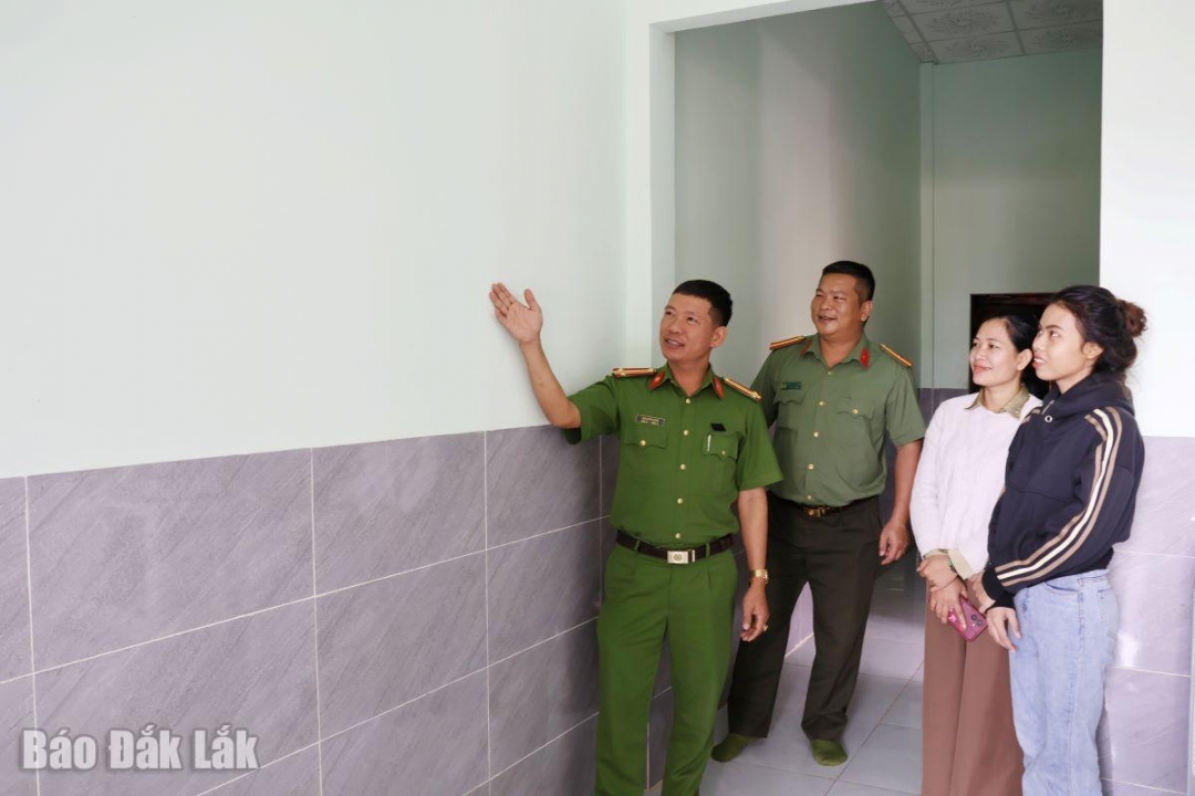 Công an xã Buôn Đôn thăm, kiểm tra chất lượng công trình nhà Tình nghĩa 