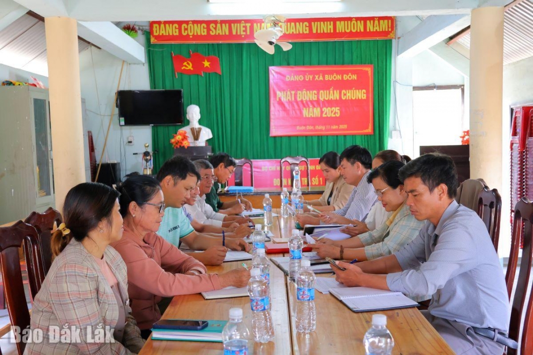 Ông Biện Văn Lạc tham gia 1 buổi họp