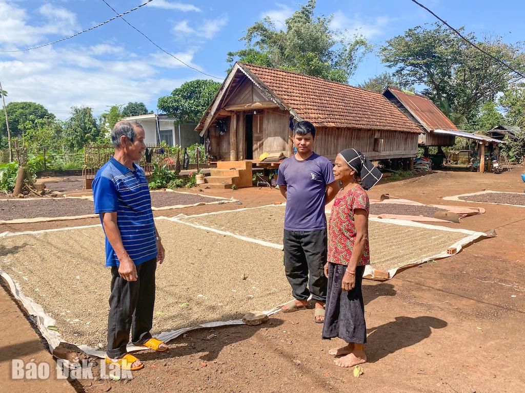 Người mở lối sinh kế, “giữ lửa” văn hóa truyền thống cho buôn Cuôr