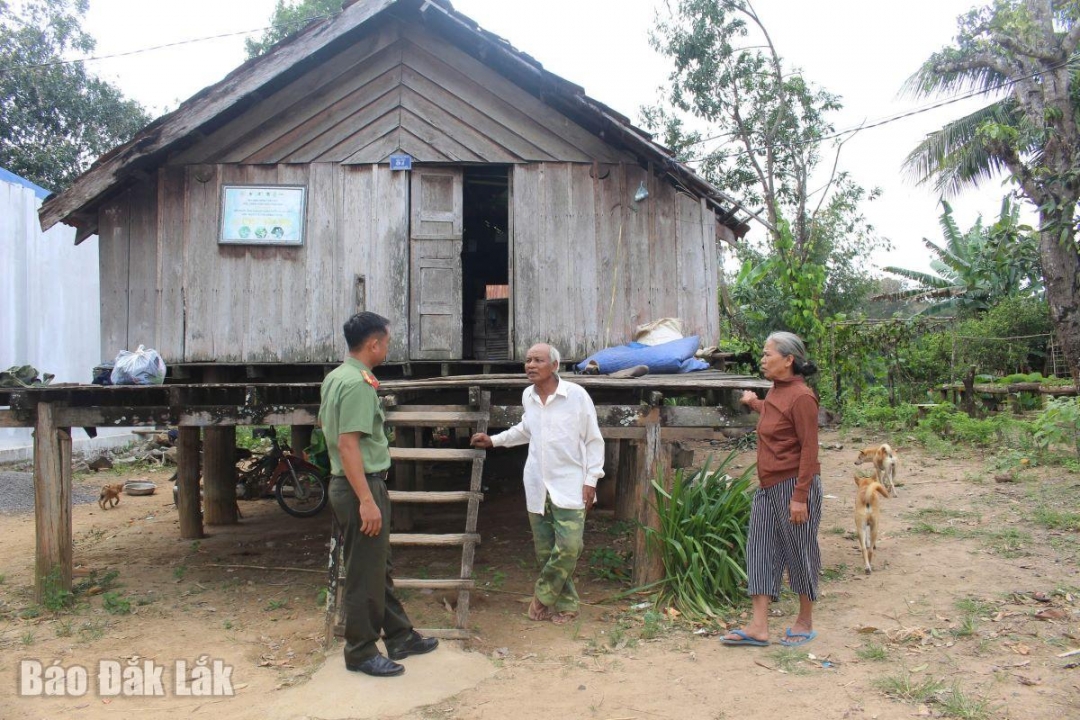 Công an xã trao đổi cùng già làng trên địa bàn Buôn Đôn để nắm bắt thêm tình hình địa bàn.