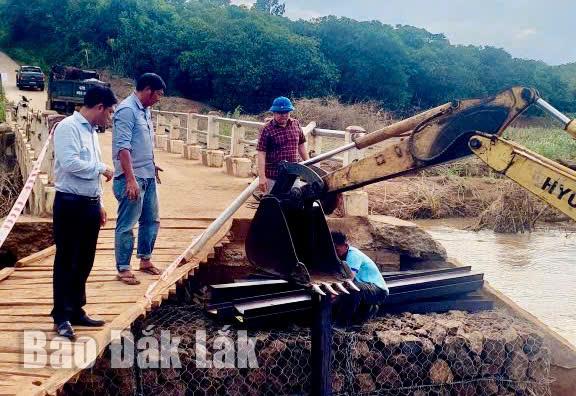 Chủ tịch UBND xã Ea Kiết Võ Sỹ Tùng kiểm tra công tác thi công sửa chữa cầu ở buôn H’Mông. 