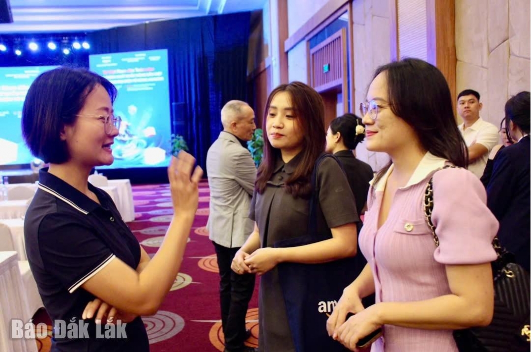 Đại diện các doanh nghiệp, nhà phân phối… trao đổi thông tin bên lề hội thảo.