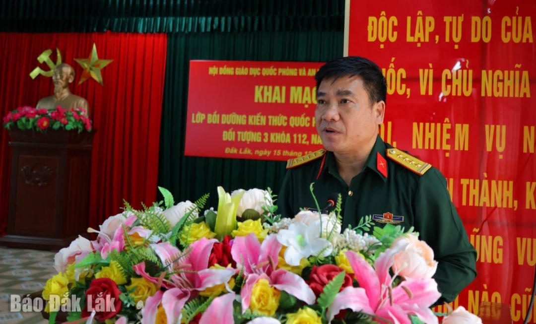 Đại tá Ksơr Lành, Phó Chính ủy Bộ Chỉ huy Quân sự tỉnh phát biểu khai mạc lớp bồi dưỡng.