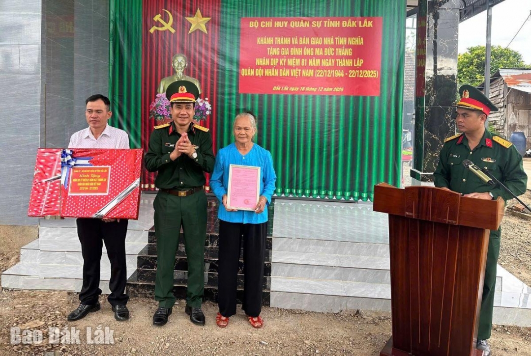 Đại tá Ksơr Lành, Phó Chính ủy Bộ Chỉ huy Quân sự tỉnh trao quyết định và quà tặng gia đình ông Ma Đức Thắng.