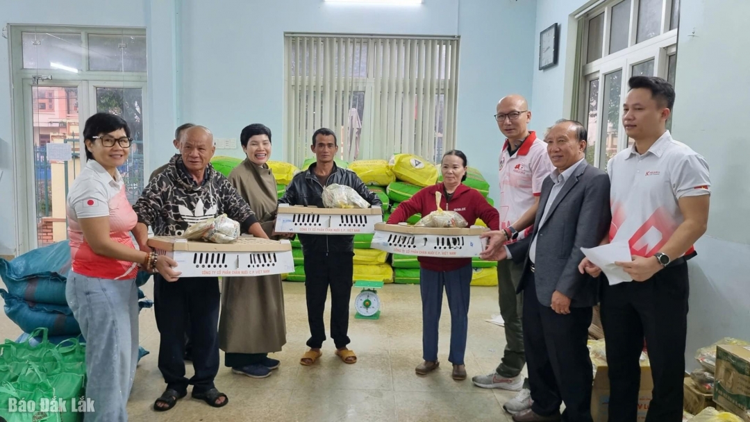 Các đơn vị tham gia chương trình đã trao giống lúa ST25, gà giống và chế phẩm vi sinh cho bà con vùng lũ Krông Bông. Ảnh: Minh Châu