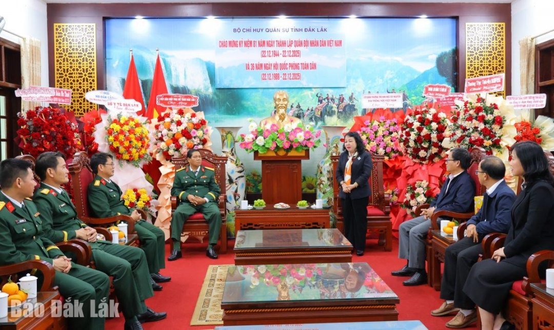 Các đại biểu tại buổi thăm, chúc mừng nhân kỷ niệm Ngày thành lập Quân đội nhân dân Việt Nam 22/12.