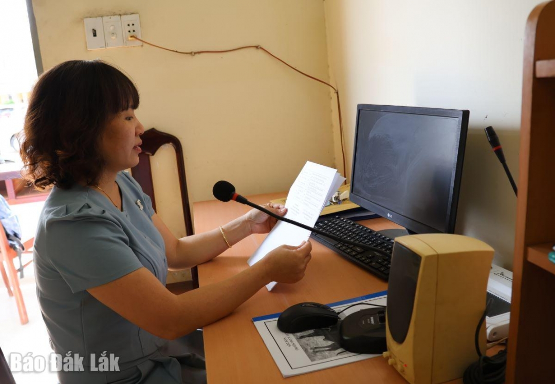 Phát thanh viên Đài truyền thanh xã Buôn Đôn truyền tin tức, thông tin thời sự trong ngày đến người dân qua hệ thống truyền thanh.