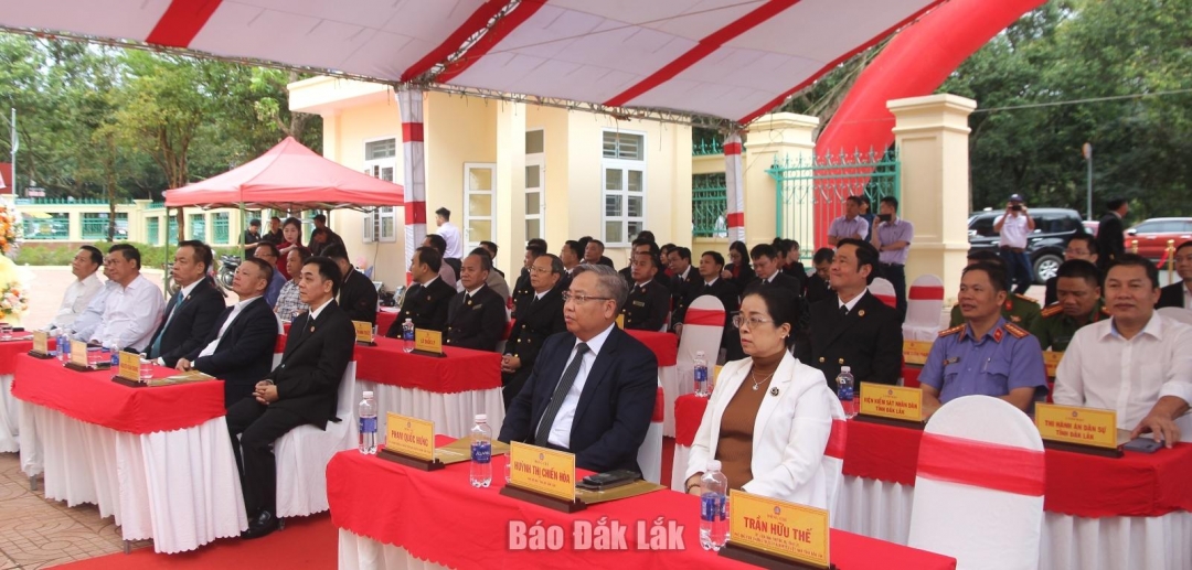 Các đại biểu tham dự buổi lễ.