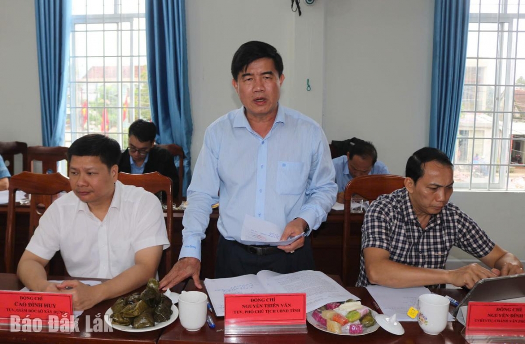 Phó Chủ tịch UBND tỉnh Nguyễn Thiên Văn phát biểu tại buổi làm việc.