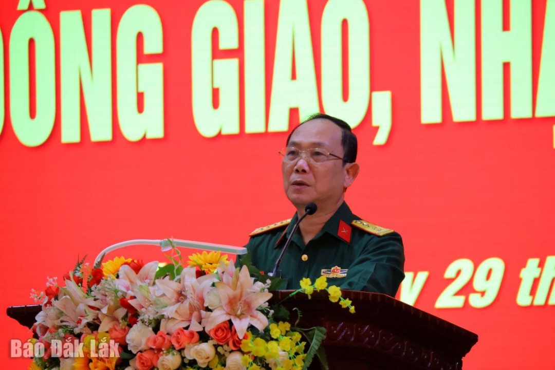 Đại tá Lê Văn Hùng, Phó Chỉ huy trưởng, Tham mưu trưởng Bộ Chỉ huy Quân sự tỉnh phát biểu tại hội nghị.