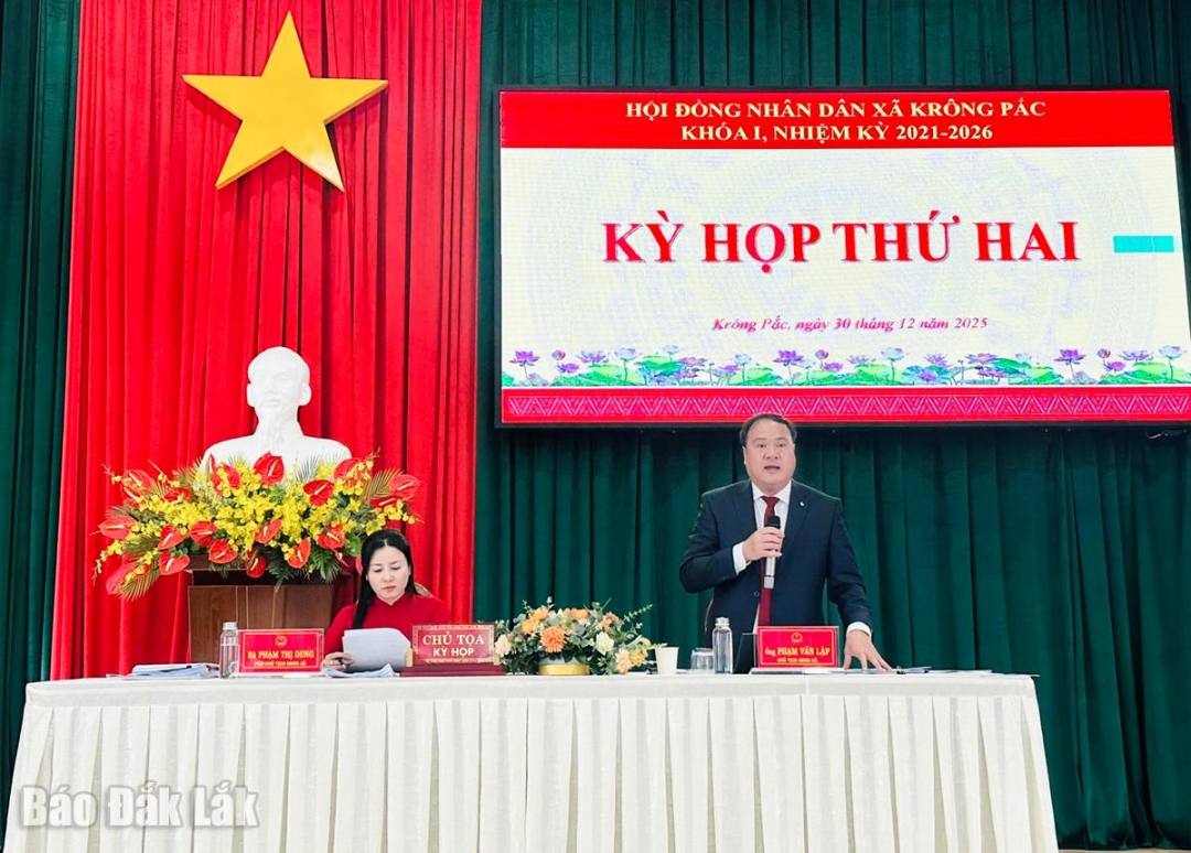 Chủ tọa điều hành các nội dung kỳ họp.