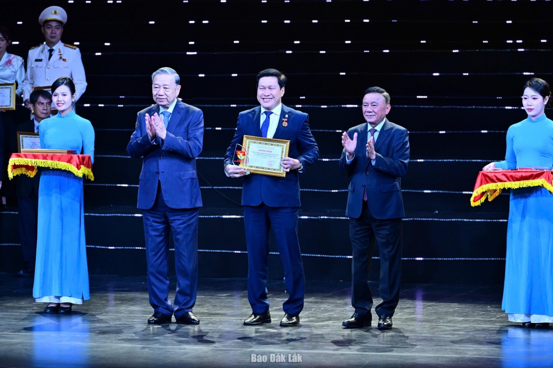 Báo Dân Xã Tổng Bí thư Tô Lâm và Thường trực Ban Bí thư Trần Cẩm Tú trao giấy chứng nhận và biểu trưng cho đại diện Công ty TNHH MTV Xuất nhập khẩu 2/9 Đắk Lắk.