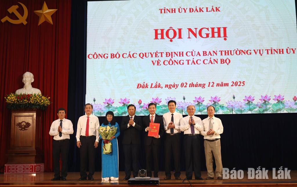 Ủy viên dự khuyết Trung ương Đảng, Bí thư Tỉnh ủy Đắk Lắk Lương Nguyễn Minh Triết trao quyết định và tặng hoa chúc mừng Ban Chấp hành Đảng bộ UBND tỉnh, nhiệm kỳ 2025 - 2030.