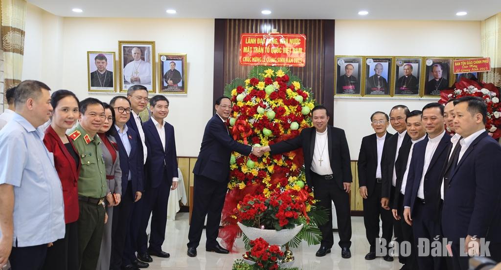 Phó Chủ tịch Quốc hội, Thượng tướng Trần Quang Phương cùng đoàn công tác tặn hoa chúc mừng Giáng sinh tại Tòa Giám mục Ban Mê Thuột.