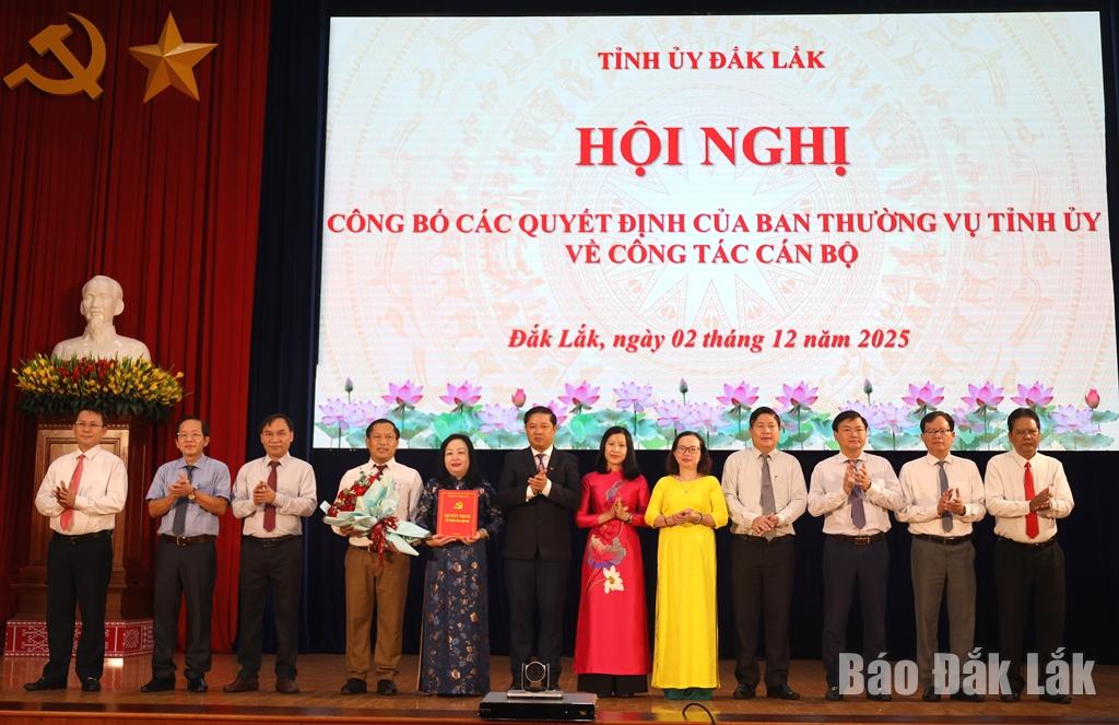 Ủy viên dự khuyết Trung ương Đảng, Bí thư Tỉnh ủy Đắk Lắk Lương Nguyễn Minh Triết trao quyết định và tặng hoa chúc mừng Ban Chấp hành Đảng bộ các cơ quan Đảng tỉnh, nhiệm kỳ 2025 - 2030.