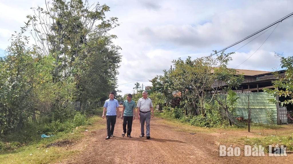 Cán bộ Mặt trận thôn 6 Ia Jlơi, xã Ea Rốk (bìa phải) chia sẻ về cách thức tuyên truyền, vận động nhân dân tham gia các phong trào thi đua yêu nước.