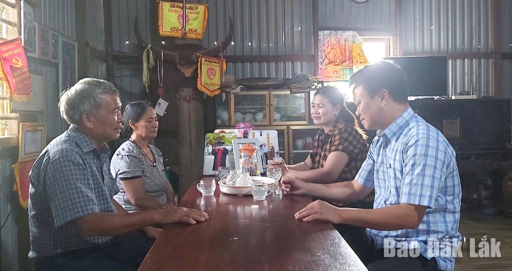 Chuyên viên Phòng Văn hóa - Xã hội UBND xã Ea Rốk trao đổi với chi bộ, tự quản thôn 8 Ea Rốk về công tác tuyên truyền, vận động người dân trên địa bàn.