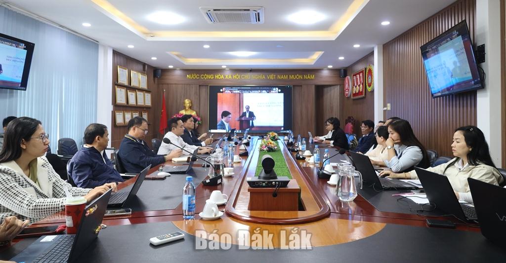 Các đại biểu điểm cầu tỉnh Đắk Lắk nghe phát biểu khai mạc của Thứ trưởng Bộ Nội vụ Nguyễn Văn Hồi.