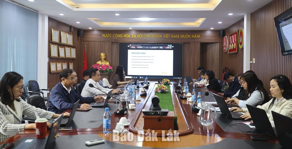 Đại biểu điểm cầu tỉnh Đắk Lắk nghe truyền đạt các nội dung tại hội nghị tập huấn công tác cải cách hành chính năm 2025.