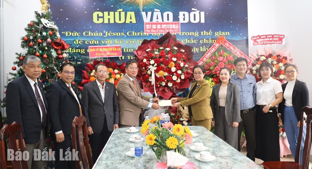 Phó Bí thư Tỉnh ủy Huỳnh Thị Chiến Hòa cùng đoàn công tác tặng hoa, quà chúc mừng Lễ Giáng sinh năm 2025 tại Hội thánh Tin lành Việt Nam (miền Nam) tỉnh Đắk Lắk.