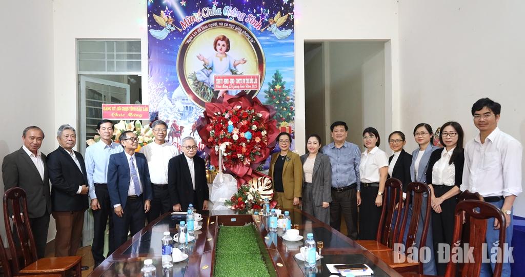 Phó Bí thư Tỉnh ủy Huỳnh Thị Chiến Hòa cùng đoàn công tác tặng hoa, quà chúc mừng Lễ Giáng sinh năm 2025 tại Ủy ban Đoàn kết công giáo Việt Nam tỉnh Đắk Lắk.